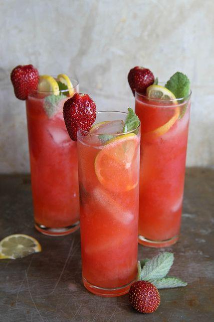 Hochzeit - Vodka Strawberry Lemonade Cocktails