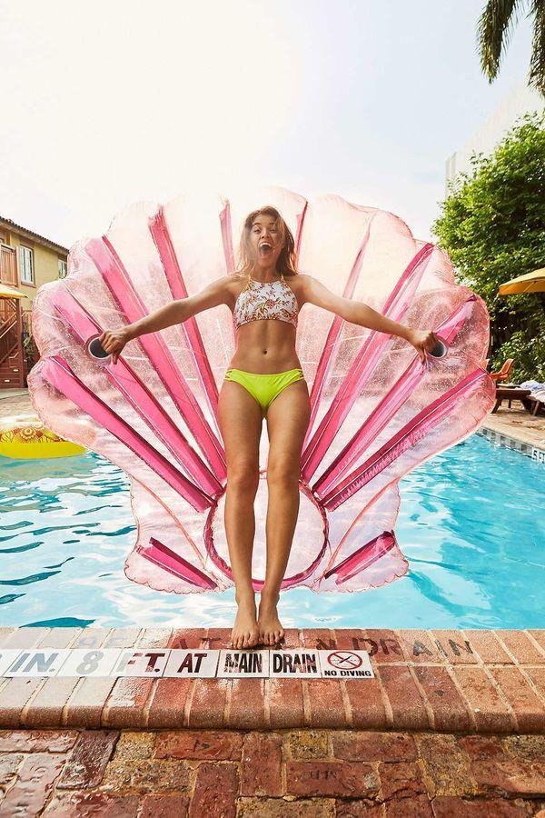 Mariage - The Best Giant Pool Floaties For Your Honeymoon