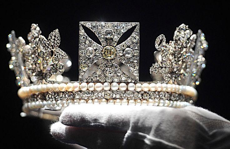 زفاف - Queen's Diamonds Go On Display