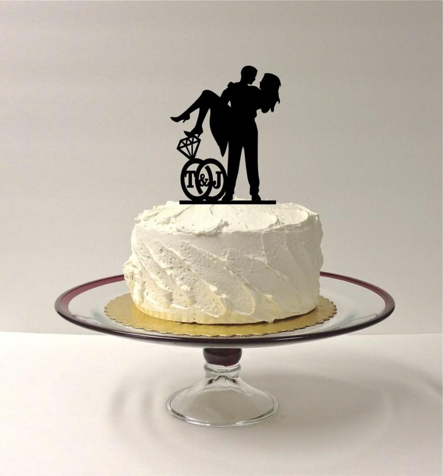Mariage - PERSONALIZED Cute Wedding Cake Topper With YOUR Initials of the Bride & Groom in a Wedding Ring Design SILHOUETTE Cake Topper
