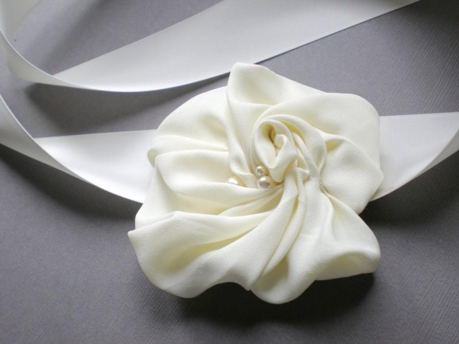 Hochzeit - Bridal  Gardenia Flower Dress Sash. Chic Hand Made. Wedding Dress Sash. Chic Prom. Flower Girls. Boho Gypsy Sash. Elegant Bride Shower gift