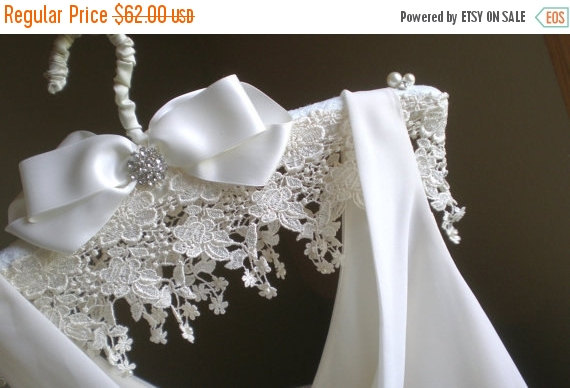 زفاف - ON SALE Bridal Satin Padded Hanger ... Victorian Style Hand Made. Venice Rose Lace. Elegant Vogue Modern Bride. Bride Fashion Hanger