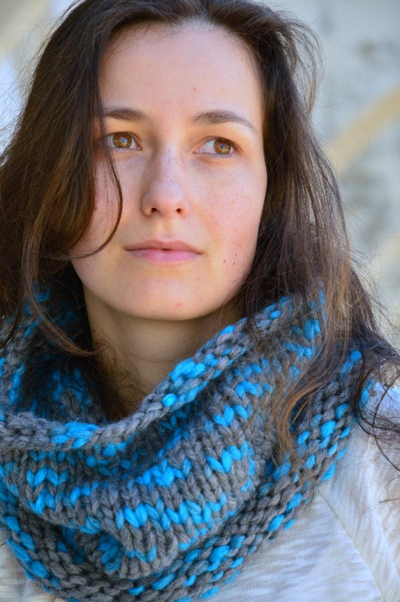 Hochzeit - Chunky scarf, turquoise gray hand knit cowl, infinity scarf, circle scarf, knit scarf, winter scarf, chunky cowl, women scarf, warm scarf.