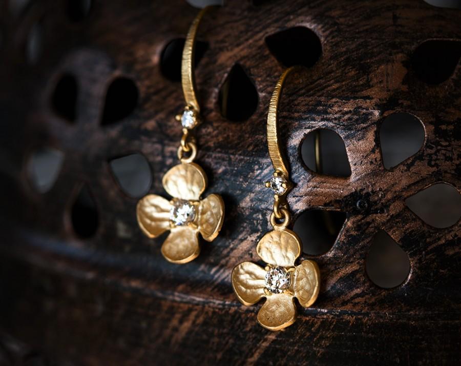 زفاف - Small flowers earrings, Gold crystals earrings, Simple jewelry, CZ earrings, Flowers earrings, Gold jewelry, Cubic zirconia earrings.