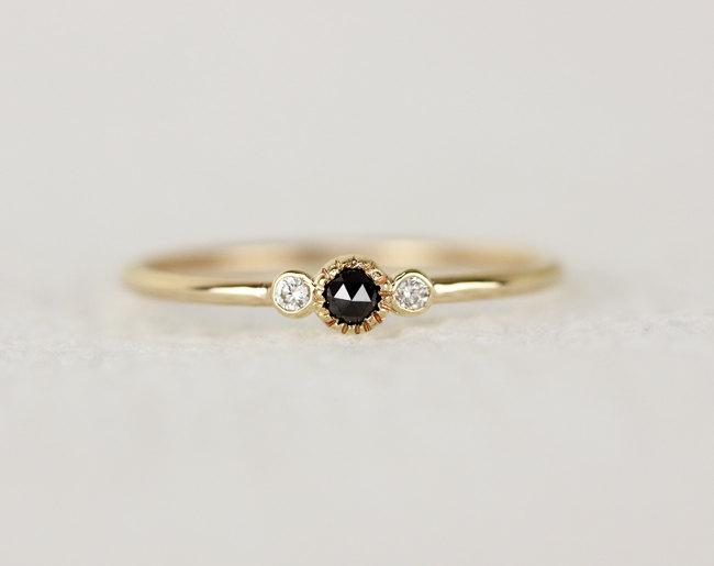 زفاف - Rose Cut Black Diamond Engagement Ring,Three Stone Dainty Milgrain Stacking Ring,14k Gold 3Stone Black diamond Engagement ring In Bezel Set