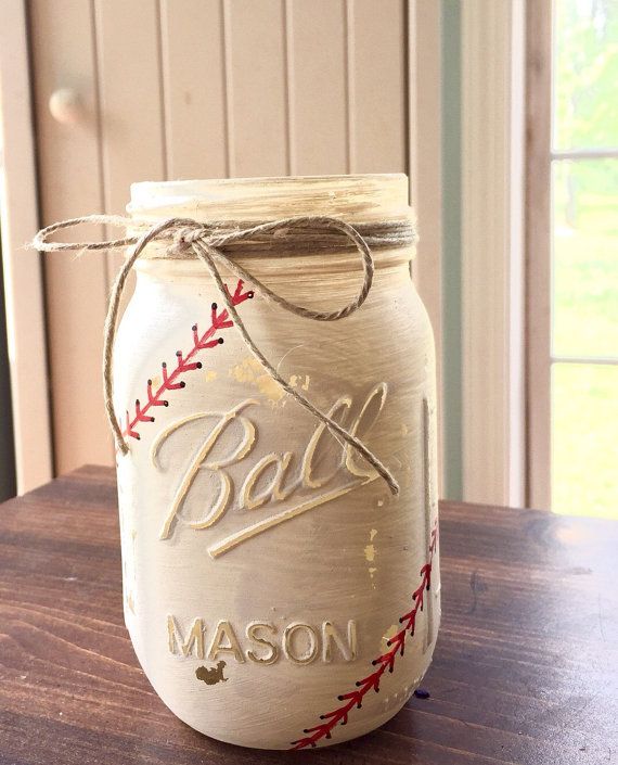 Hochzeit - Painted Mason Jars. Baseball Mason Jar. Baseball Party Decor. Baseball Theme Party. Sports Theme Decor. Baseball Baby Shower
