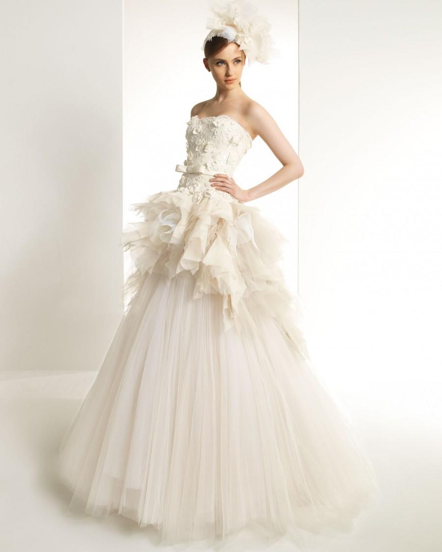 Свадьба - Honorable A-line Strapless Lace Hand Made Flowers Sweep/Brush Train Tulle Wedding Dresses - Elegant Evening Dresses