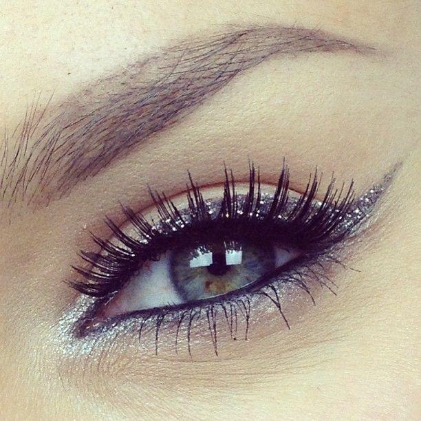 Hochzeit - 10 Ways To Apply Glitter Eye Makeup