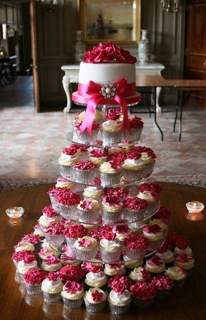 Hochzeit - Fuchsia Wedding Cake With Cupcakes :)