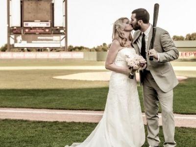 Hochzeit - 8 Ways To Plan A Baseball Theme Wedding...