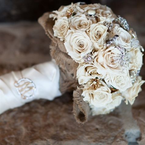 Hochzeit - Rose And Brooch Bouquet