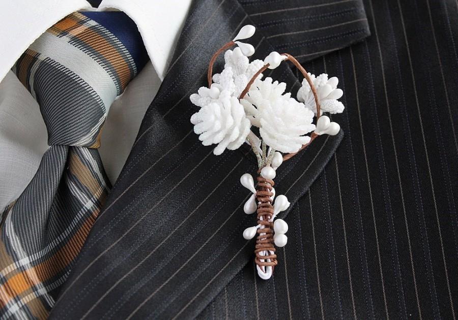 Mariage - White Pine Cones Lapel Pin, Winter Groom Boutonniere, Men's Corsage, Rustic Boutonniere, Woodland Boutonniere, White Wedding Boutonniere
