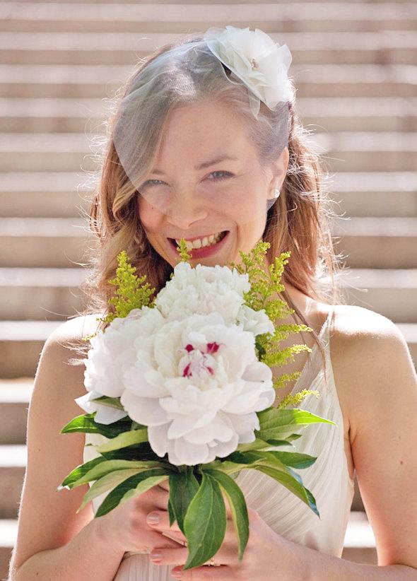 زفاف - Wedding Veil with silk flowers and fine tulle "Bloom"