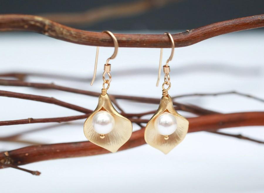 Свадьба - Bridesmaid Jewelry Small Gold Calla Lily and Pearl Earrings