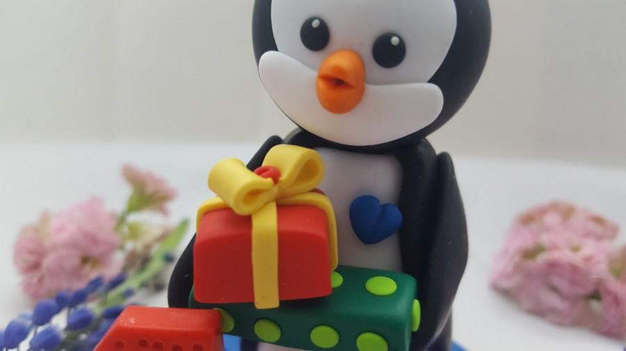 Mariage - Birthday penguin cake topper, 1st birthday cake topper, Baby boy penguin holding 2 gifts with little blue heart, penguin cake topper