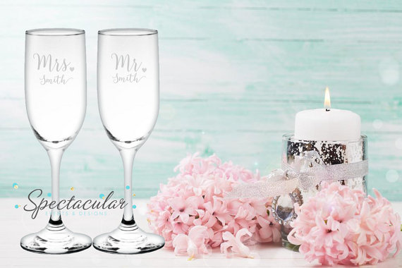 Mariage - Personalized Mr and Mrs Champagne Flutes Set for Bride and Groom - Wedding Gift- (add last name in note to seller)