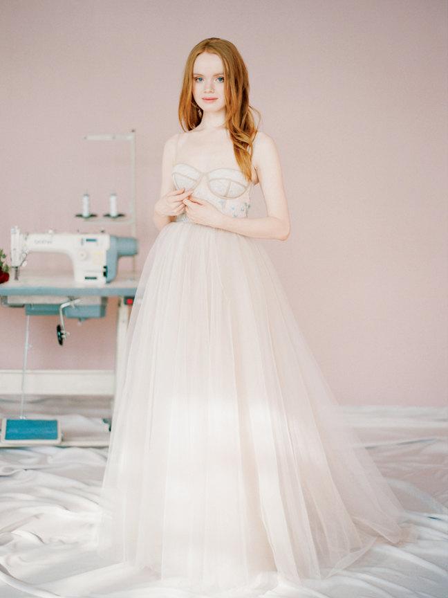 زفاف - Courtney // Corset wedding dress / Wedding gown with flower embroidery / Nude wedding dress / Beige wedding gown / Colored wedding dress 