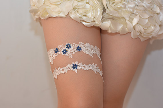 Свадьба - white bridal garter, lace garter, retro floral lace garter, wedding garter, garter with  navy blue, something blue garter,toss garter