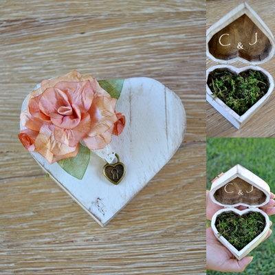 Mariage - Original Wooden Heart Box Carrier Alliances . Heart Wedding Rings Paper flowers and moss.Personalizable ring bearer box. Alternative wedding