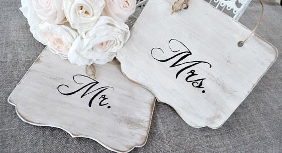 Свадьба - Mr and Mrs Chair Sign Black White. Rustic wooden wedding sign.Custom wooden sign chairs .Set 2 pieces., Photo Prop Signs. Sweetheart Table.