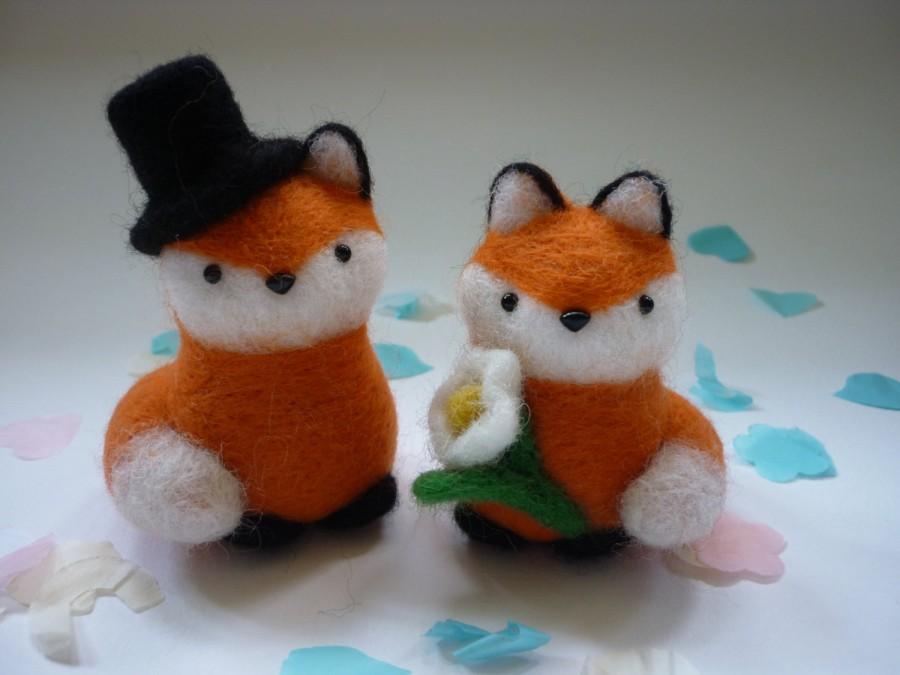 Hochzeit - Made to order Needle felted bride and groom fox wedding cake toppers