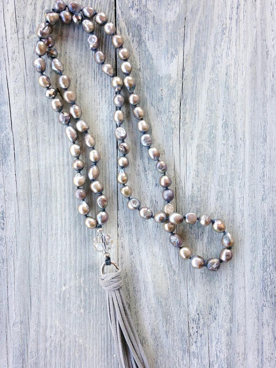 Mariage - Pearl necklace with Swarovski bead and suede tassel. Swarovski necklace. Knotted pearls