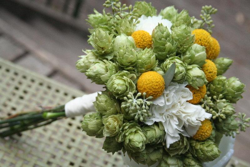 زفاف - Bridal bouquet, hops and craspedia.