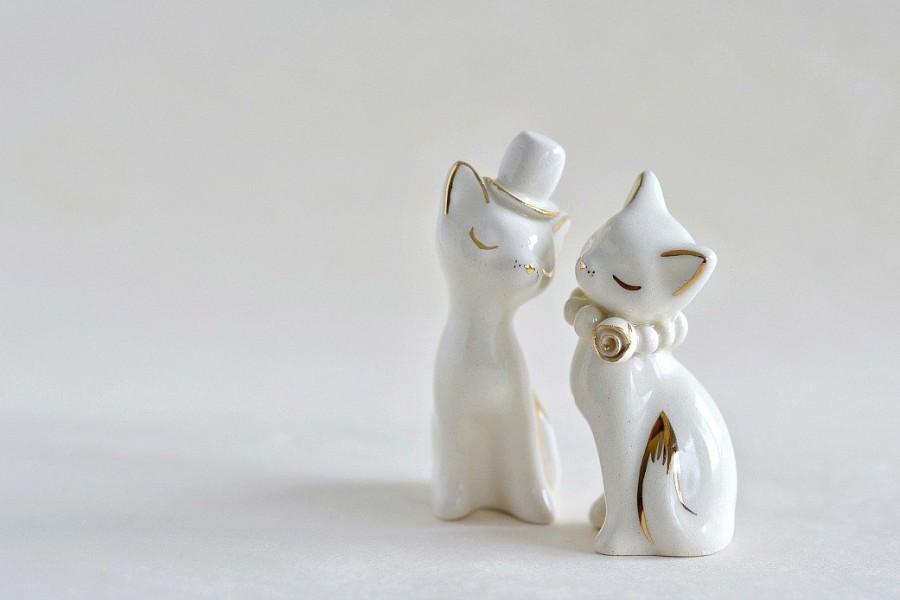 Hochzeit - Cat cake topper, wedding cake topper, gold ivory - white wedding, ceramic cat cake topper wedding, bride and groom cats - wedding keepsake