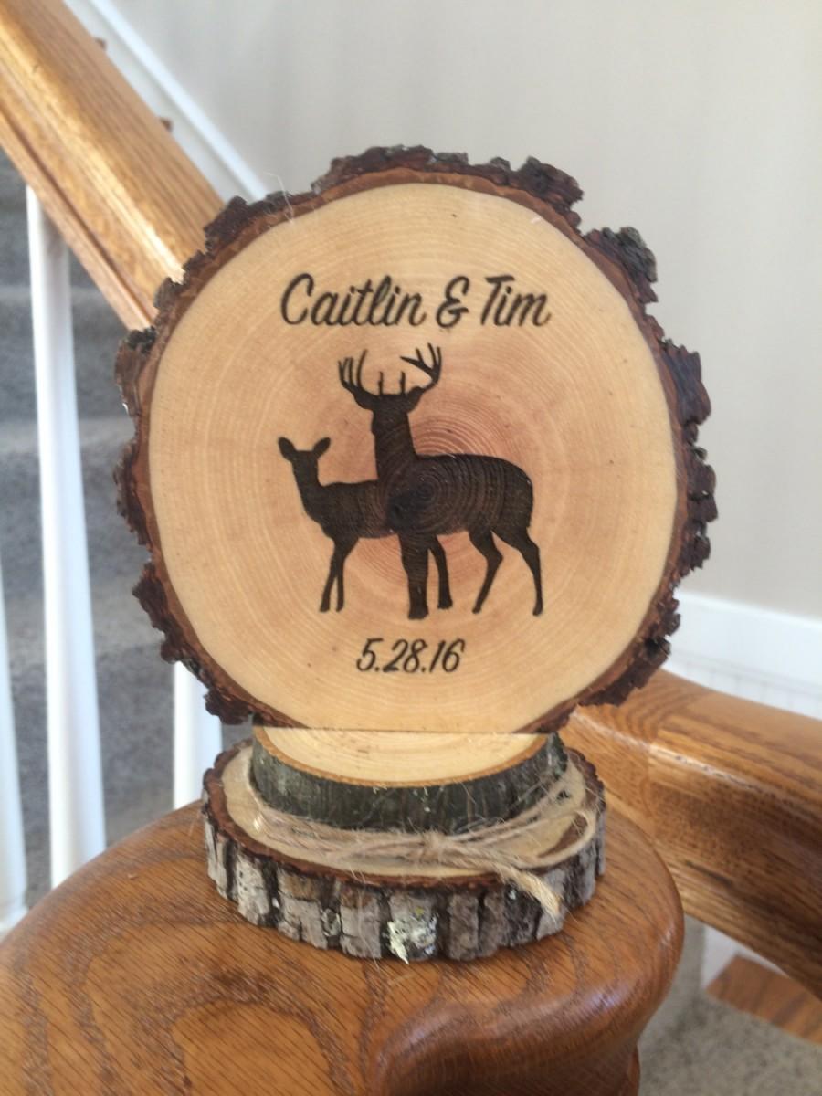 Hochzeit - Rustic Deer Wedding Cake Topper, Wood Slice Topper, Custom Cake Topper, Engraved Cake Topper, Country Cake Topper