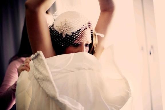 زفاف - Wedding Cocktail Hat - Ivory White Birdcage Veil - Bridal Fascinator - Silver Hair Accessory - Beaded Headpiece - Mother of the Bride Hat