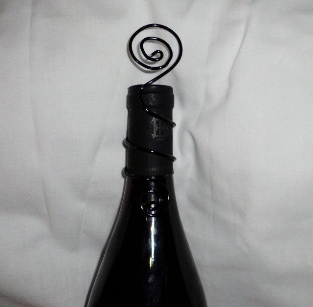 Mariage - 20 Wire Swirls Wine, Champagne, Beer bottle Wedding Place Card or Photo Holders Aluminum Jewelry Wire