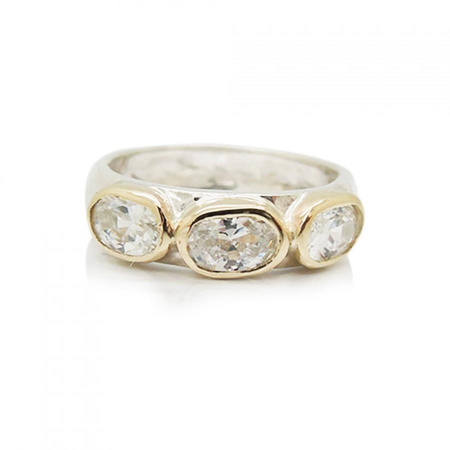 زفاف - White zircon ring set gold on top of a silver band