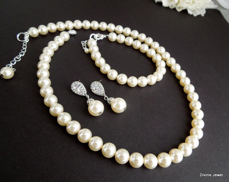 Mariage - Bridal Pearl Necklace Set Ivory Swarovski Pearls Bridal Classic Necklace Set Bridesmaid Necklace Bracelet Wedding Pearl Necklace Set MAUDREY
