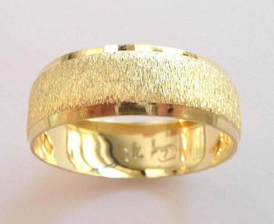 Mariage - Yellow gold wedding band women men wedding ring domed with deep rough sandblast 8mm wide