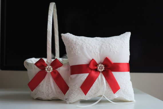 Свадьба - Red Wedding Flower Girl Basket   Ring Bearer Pillow  Lace Wedding Ring Holder   Petals Wedding Basket Set with Red Bows