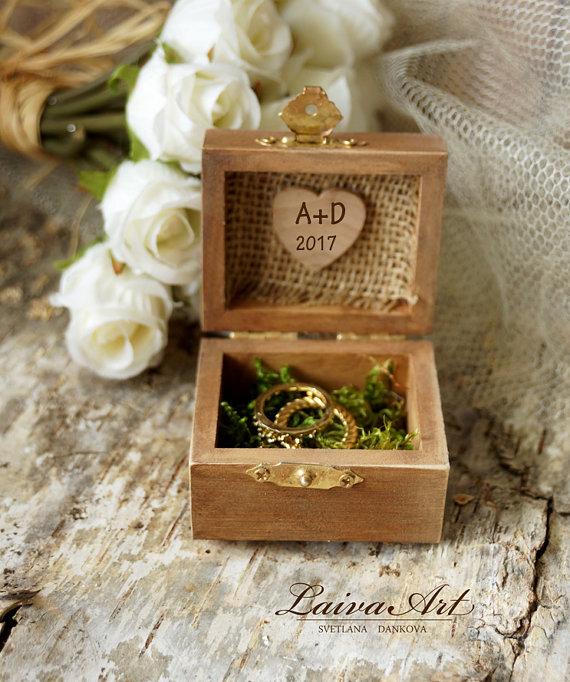 Mariage - Personalized Wedding Rustic Ring Bearer Box Ring Pillow Box Rustic Vintage Wooden Ring Bearer Box