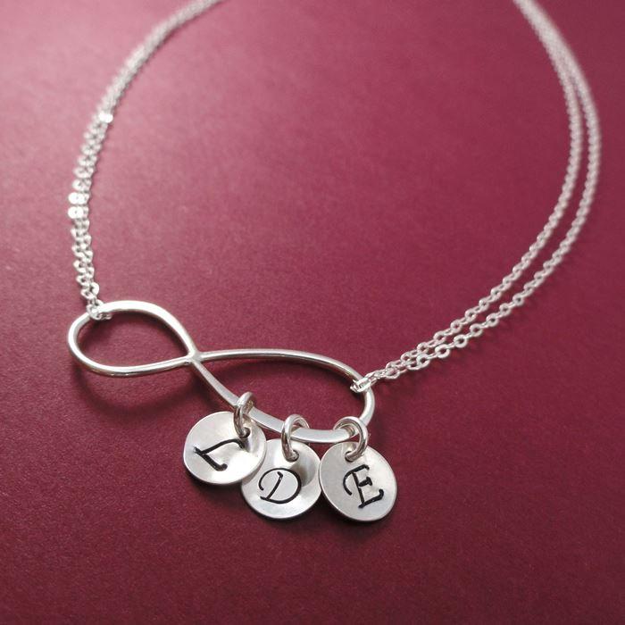 Mariage - Mothers necklace, personalized infinity necklace, mother of the bride gift, mother of the groom gift, wedding gift for mom