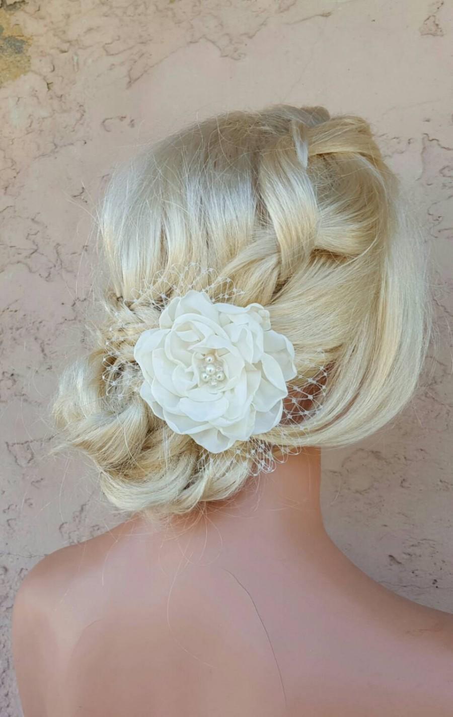 Mariage - White or Ivory Bridal Fascinator, Wedding Head Piece, Bridal Hair Clip, Wedding Fascinator, Bridal Hairpiece, Floral Hair Clip, Wedding