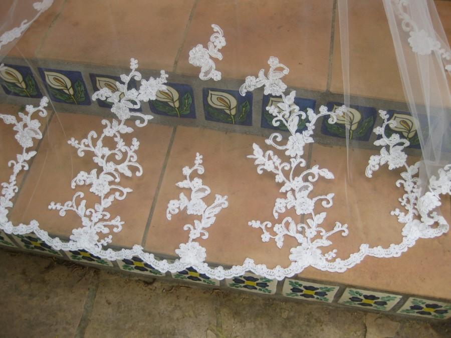 Hochzeit - Mantilla veil - Oval 108" - Cathedral length with lace trimmed. Wedding veil with lace trimmed.