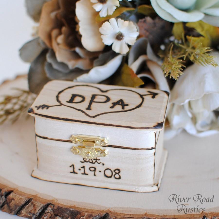 Свадьба - Rustic Wedding Ring Box Keepsake or Ring Bearer Box- Personalized Comes WIth Burlap Pillow. Ships Quickly.