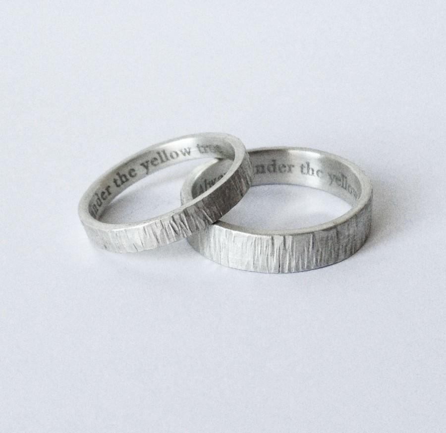 Свадьба - simple engraved wedding rings - handmade hammered silver wedding bands 5mm & 3mm satin finish wedding ring, bark rings -  custom made