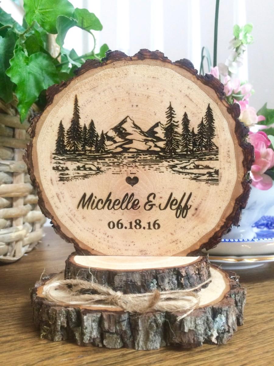 Mariage - Rustic Mountain Wedding Cake Topper, Tree Cake Topper, Wood Cake Topper, Engraved Topper, Custom Cake Topper, Personalized Topper