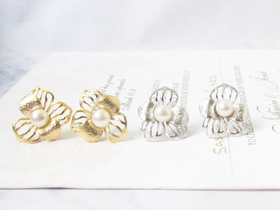 Hochzeit - pearl stud earrings pearl studs, silver pearl flower earrings, pearl earrings stud, freshwater pearl earrings, pearl bridal earrings, floral
