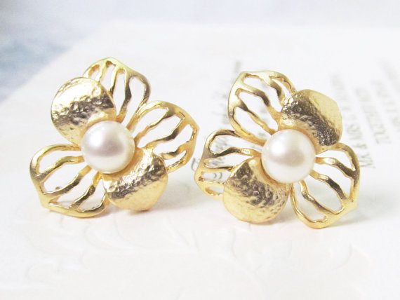 Wedding - pearl stud earrings, pearl studs, gold, pearl flower earrings, pearl earrings stud, freshwater pearl earrings, pearl bridal earrings, floral