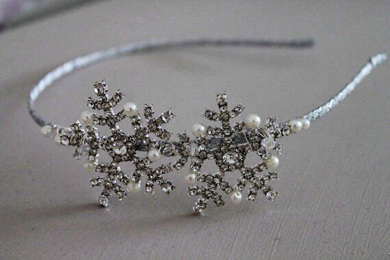 Hochzeit - Winter tiara - Tiara - winter wedding - Fall wedding - Snowflake - wedding headband - hair accessories - bridal hair - christmas