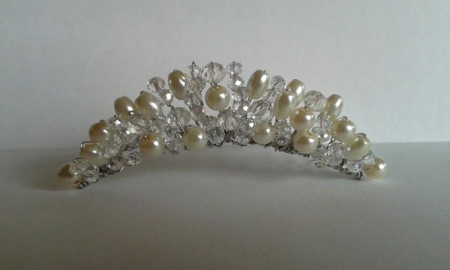 زفاف - Beautiful handmade Tiara-Comb, Ivory oval and round pearl beads coordinating 6mm and 4mm sparkly crystals.  Bridal, vintage style, wedding