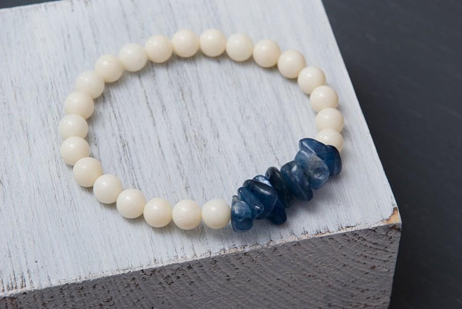 Mariage - Blue and white gemstones bracelet Blue kyanite and White coral bracelet Gift for Women Jewelry Bridal jewelry Wedding gift Something blue