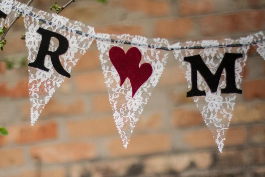 Mariage - Lace MR & MRS Wedding Banner/ Wedding Banner with hearts/ Photography prop, bunting, sweetheart table