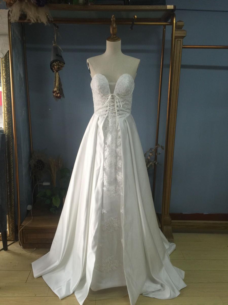 زفاف - Aliexpress.com : Buy Sleeveless Sweetheart Court Train Gothic Ivory Satin Wedding Dresses from Reliable wedding dresses women suppliers on Gama Wedding Dress