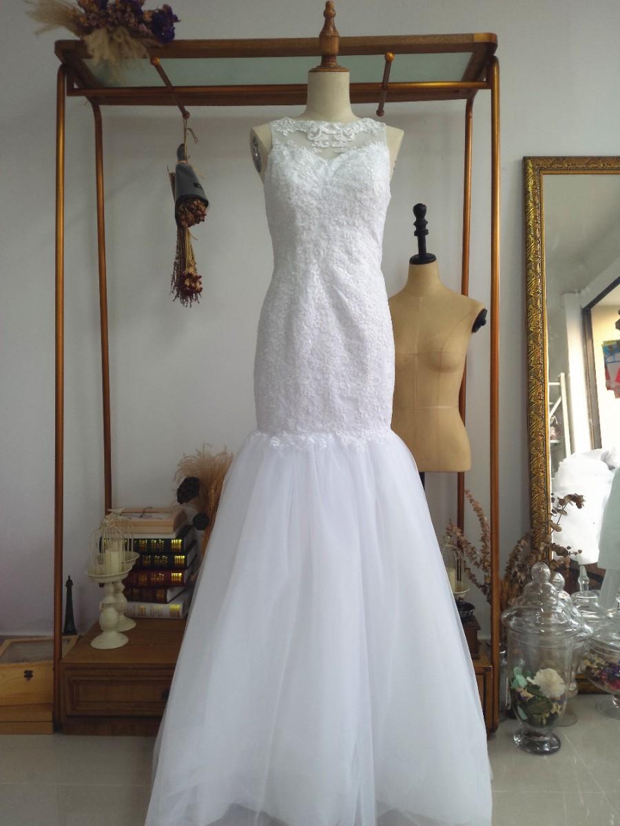 زفاف - Aliexpress.com : Buy Boat Neckline Floor Length Mermaid Wedding Dress with Lace and Buttons from Reliable dress spring wedding suppliers on Gama Wedding Dress